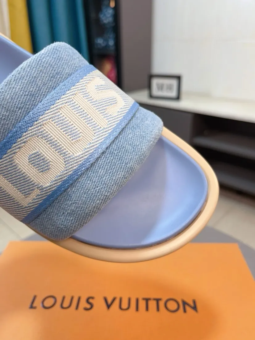 Ex-factory price 360🌹🌹 (lv-Louis Vuitton) New men's slippers, high-end boutique, exquisite embossed logo decoration on the upper, fine workmanship, super soft soles, casual, loose and comfortable, a must-have in summer! \nsize：38-44